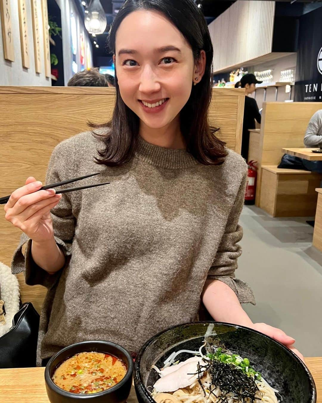 松原汐織のインスタグラム：「♡ @tenmaru_ramen is an authentic Japanese ramen shop🍜 ✨ I felt so happy❤️❤️❤️ ・ ・ たまーに食べたくなるのがラーメン🍜 ロンドンにも沢山ラーメン店はあるのですが「旨味はないの？」と言いたくなる様な味付けのお店もあり、、、笑 TENMARUのつけ麺は美味しくて感激！！ Oxford Circus店が出来たので行きやすくて、リピート間違いなし😋  食後はお散歩がてら、よく行く @ricewineshop (日本食材スーパー)へ🌟 Rice wine shopと @waso.tokyo (宅配の日本食材スーパー)で我が家は日本食材を調達しています🇯🇵  ー #tenmaru #ramen #tsukemen #japaneseramen  #london #londonfoodie #thisislondon  #ロンドン #ロンドン生活 #ロンドン在住  #ロンドングルメ #ラーメン #つけ麺  #shioriinlondon2023  ー」