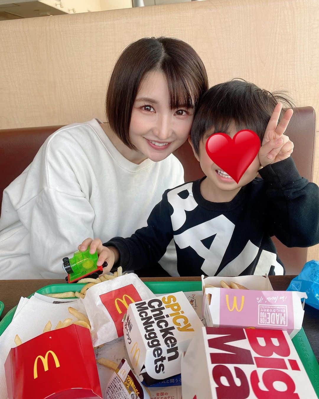 尾崎ナナのインスタグラム：「相変わらずマック大好きな息子と❤️ 今までパンケーキとポテトしか食べなかったのに、限定で出ているスパイシーチキンナゲットが美味しかったらしく、帰宅してから明日も食べたいと😅 翌日は幼稚園のお弁当に冷凍のチキンナゲットを入れました。笑 #マックがアトラクション並に楽しい人」