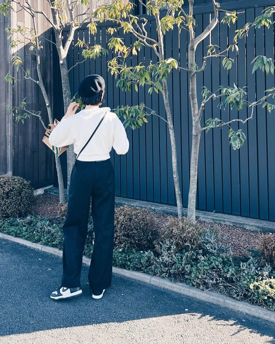 ALISA MATSUMURAさんのインスタグラム写真 - (ALISA MATSUMURAInstagram)「Style:) keep it simple…😎 （お久しぶりです💦） . 🖤🤍 . スタバ好きでよく利用するけど 違う物頼んでみたいのに 結局いつも同じ😇☕️ . #モノトーンコーデ#ZARA#スタバ#Starbucks#カフェ#DUNKHIGH#NIKE#ダンク#coffee#サングラス#SLY#ボブヘア#す」1月31日 22時04分 - alisa_raw