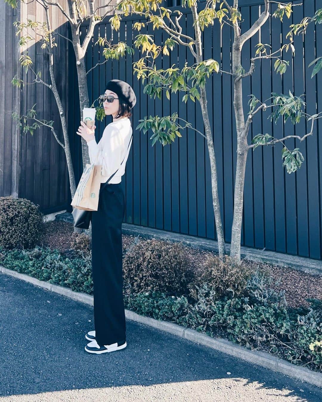 ALISA MATSUMURAのインスタグラム：「Style:) keep it simple…😎 （お久しぶりです💦） . 🖤🤍 . スタバ好きでよく利用するけど 違う物頼んでみたいのに 結局いつも同じ😇☕️ . #モノトーンコーデ#ZARA#スタバ#Starbucks#カフェ#DUNKHIGH#NIKE#ダンク#coffee#サングラス#SLY#ボブヘア#す」