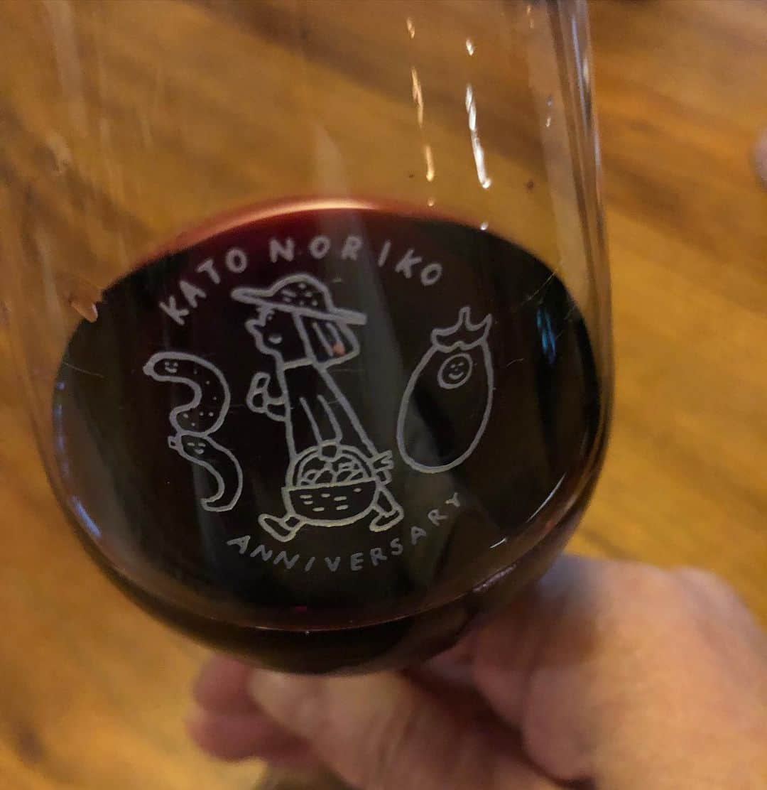 加藤紀子のインスタグラム：「作って良かったワイングラス やっぱり可愛いー🍷🍷🍷 なので2月4日開催 鹿児島県鹿屋にあるアラへアム　@araheam さんでのイベント 「FARM TO  MUSIC」でも販売させていただくことになりました！  音楽、お料理、ワイン… 楽しい時間を過ごしましょー✨  #欲張ってつくりがち #カトノリマルシェ」