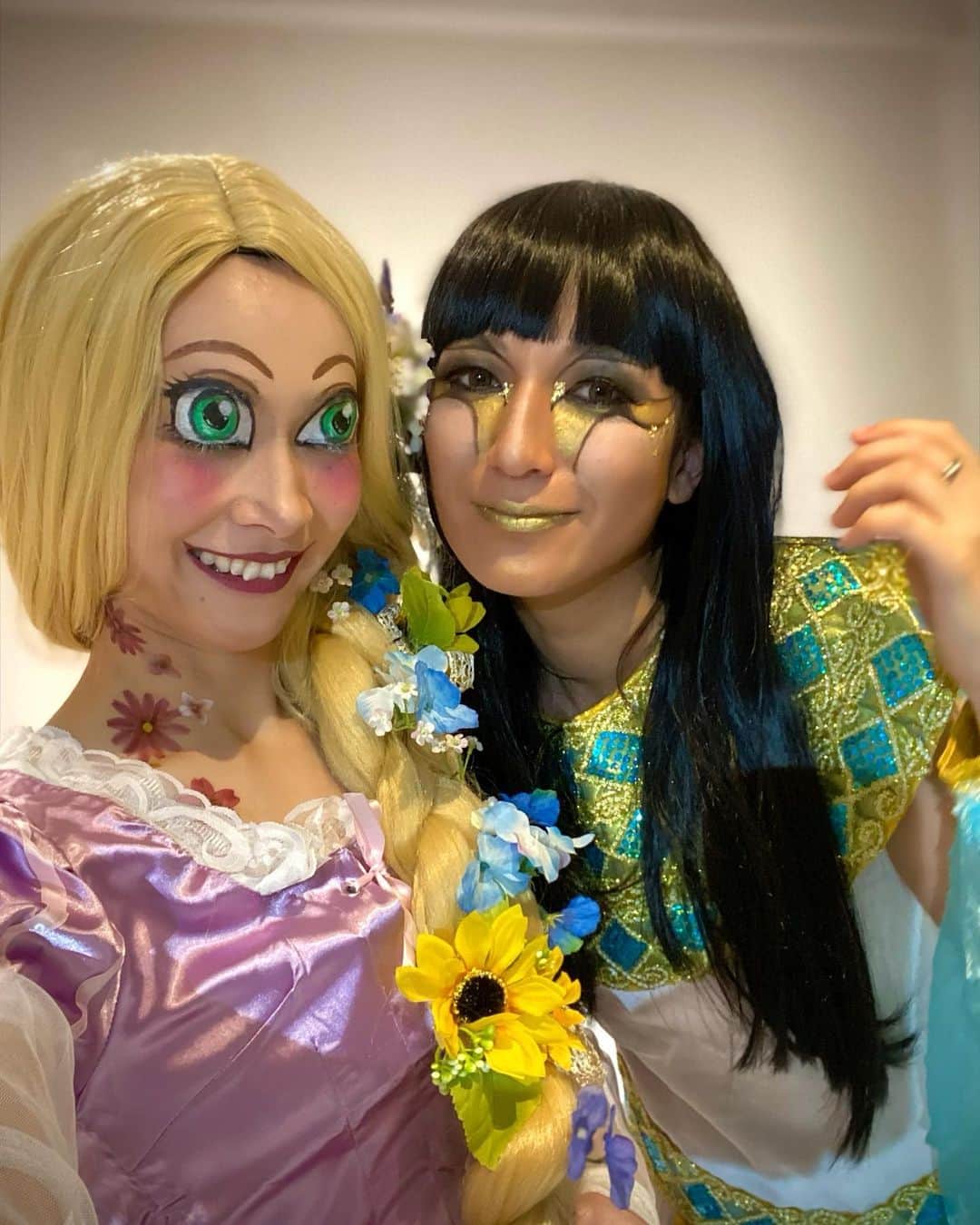 のインスタグラム：「#よかばん 関東　爆美女ツアー  美しい女性になるために、東京でアーティスティックに活動されている @maki_dorry 先生に美しいプリンセスになるメイクをしてもらいましたぁ✨‼️  ほんとにすごいんです！！！！  すごいアートで本当に美しい‼️‼️  でもね...思ってたのと違うんですよ🤣‼️笑  仕上がるまで鏡見ないでくださいと言われ  なんか周りからクスクス聞こえてて  なんか不安な気持ちのまま  目だけ瞑っててとずっと言われ。。。  鏡の前の自分に驚き🤣  目の前のクレオパトラに爆笑🤣  よかばんスタッフさんの要望に忠実に対応してくれた先生ありがとうございます🙇‍♀️笑  プリンセスには本当になれたけど、  想像してた以上にまんまプリンセスすぎました🤣  爆美女って言わせたい　関東ツアー  後編もお楽しみに！笑  #ボディメイク #ボディペイント #bodypaint #プリンセス #アート #芸術 #facepaint」