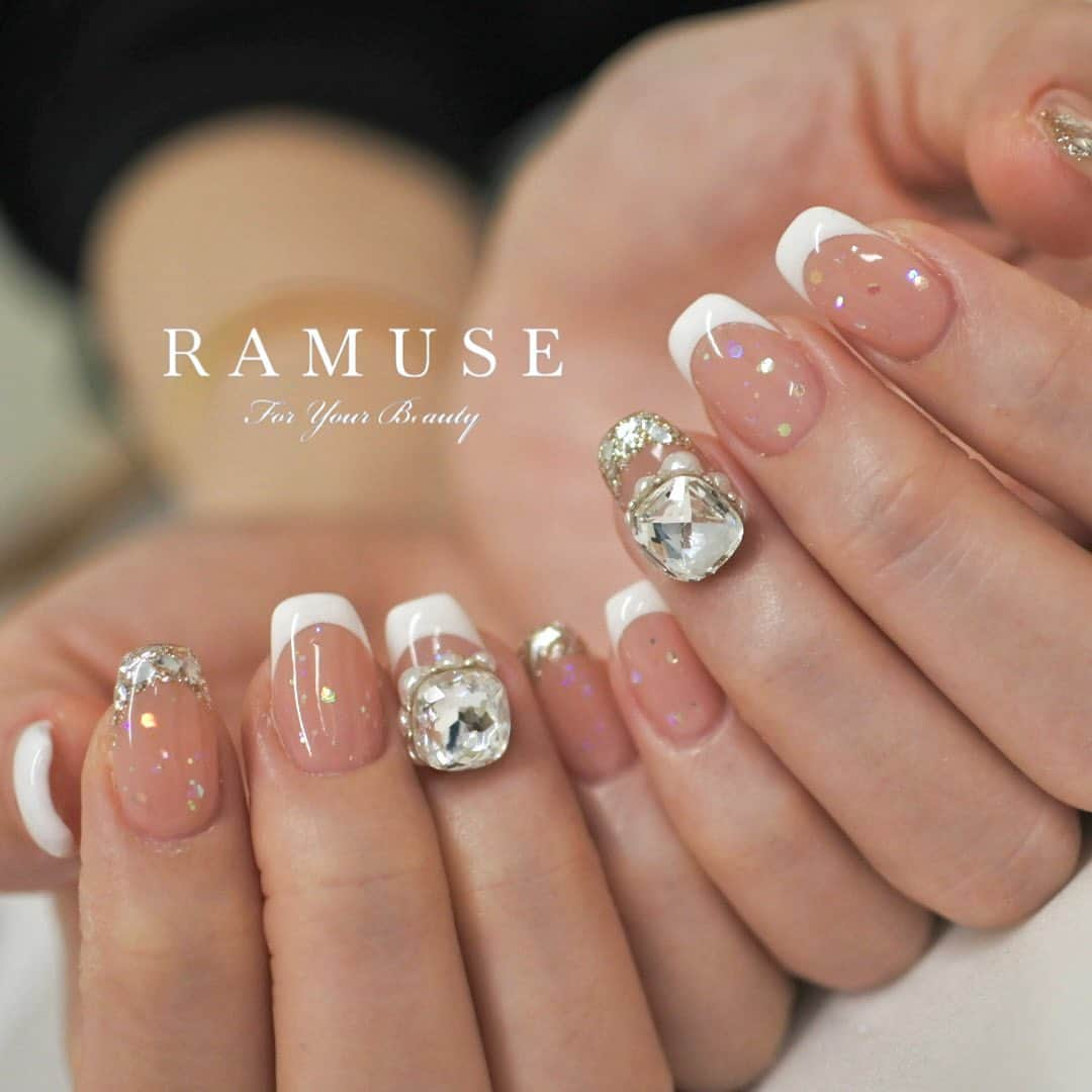 Riyo.Nailartistさんのインスタグラム写真 - (Riyo.NailartistInstagram)「ホワイト×ラメフレンチ✴︎ @ramuse.foryourbeauty   . . . . #ramuseforyourbeauty #ラミューズ #冬ネイル　#白フレンチネイル #ラメフレンチネイル　#ホワイトネイル　 #フレンチネイル　#花嫁ネイル　#newネイル #冬ネイル2022 #ホワイトネイル」1月31日 22時06分 - riyo1621