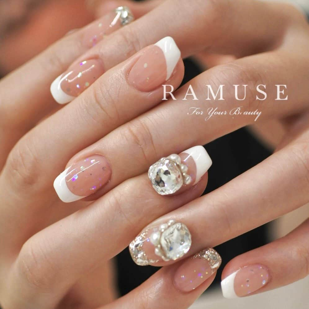 Riyo.Nailartistのインスタグラム：「ホワイト×ラメフレンチ✴︎ @ramuse.foryourbeauty   . . . . #ramuseforyourbeauty #ラミューズ #冬ネイル　#白フレンチネイル #ラメフレンチネイル　#ホワイトネイル　 #フレンチネイル　#花嫁ネイル　#newネイル #冬ネイル2022 #ホワイトネイル」