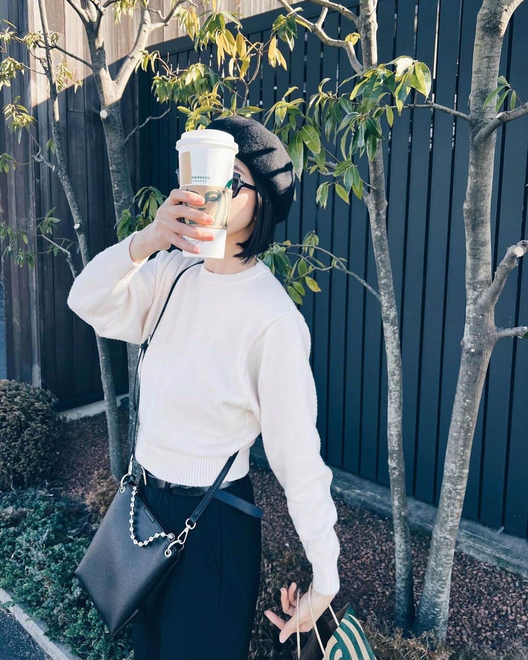 ALISA MATSUMURAのインスタグラム：「✂︎✂︎ボブヘア✂︎✂︎ . いつも通り安定のボブですが 今回はまたギリ縛れる長さで だけど 最近ベレー帽にハマってるから 重めボブじゃない感じでバランスよく… ってわがままを聞いてくれる @bebeaki 🙏✨ . 1月おわり🐰 毎年思うけど 1月って長い感じがしません🤔？ . 今年もマイペースに Instagram楽しみたいと思います😀💕 . #ボブ#ボブヘア #ショートボブ#Starbucks#coffee#ベレー帽#モノトーンコーデ#シンプルコーデ#サングラス#ZARA#SLY#す」