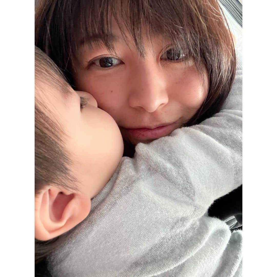 森麻季のインスタグラム：「ぎゅー💓  大好きーってこちらが言うと 次男がこうしてくれることも増えてきました  そんな我が家、 先週は長男→次男→私の順に胃腸炎になりました💦 家族共倒れは本当に大変とは聞いていたものの、身をもって体験しました  胃腸炎自体も流行っているみたいです 皆さんもお気をつけくださいね  #ぎゅー  #ハグ  #1歳  #子育て #育児 #4歳 #1歳 #1歳誕生日」