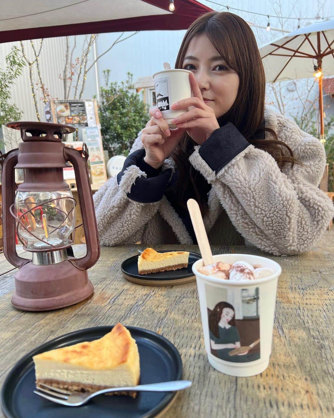 新保里歩さんのインスタグラム写真 - (新保里歩Instagram)「親友とカフェに…☺️☕️  ベイクドチーズケーキ美味しかったなぁ🤤良き時間でした🫧  そして明日から２月☺︎ はやいですね…😳  １月も気づいたら終わってたなぁ⛄️ 今月もお疲れ様でした❄️」1月31日 22時10分 - riho_shinbo0714
