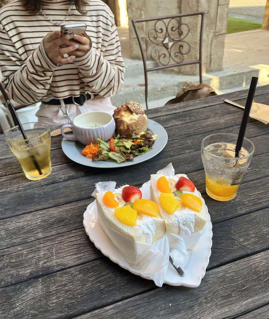 田辺美月のインスタグラム：「• • 新潟の海沿いにあるカフェです🚢 • 店内もとっても素敵なんです☺️ フルーツサンドおいしかった💞 • • #新潟 #新潟カフェ #jelicafe #ジェリカフェ #フルーツサンド」