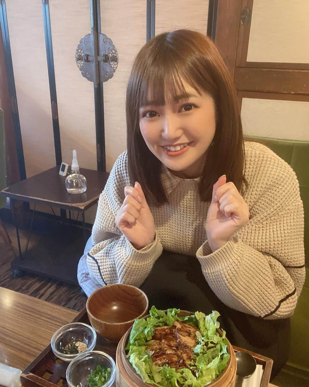 井川なつのインスタグラム：「たぶん意外とたくさん食べます🤤 ・ ・ 大須商店街の東仁王門通りにある「珈琲ぶりこ」さん♡自家製豚角煮のひつまぶし！ ・ ・ #ひつまぶし #大須カフェ #大須グルメ #大須商店街 #大須 #豚の角煮 #角煮 #ニットコーデ #ベージュコーデ #彼女感 #珈琲ぶりこ #大須ランチ #ランチデート」