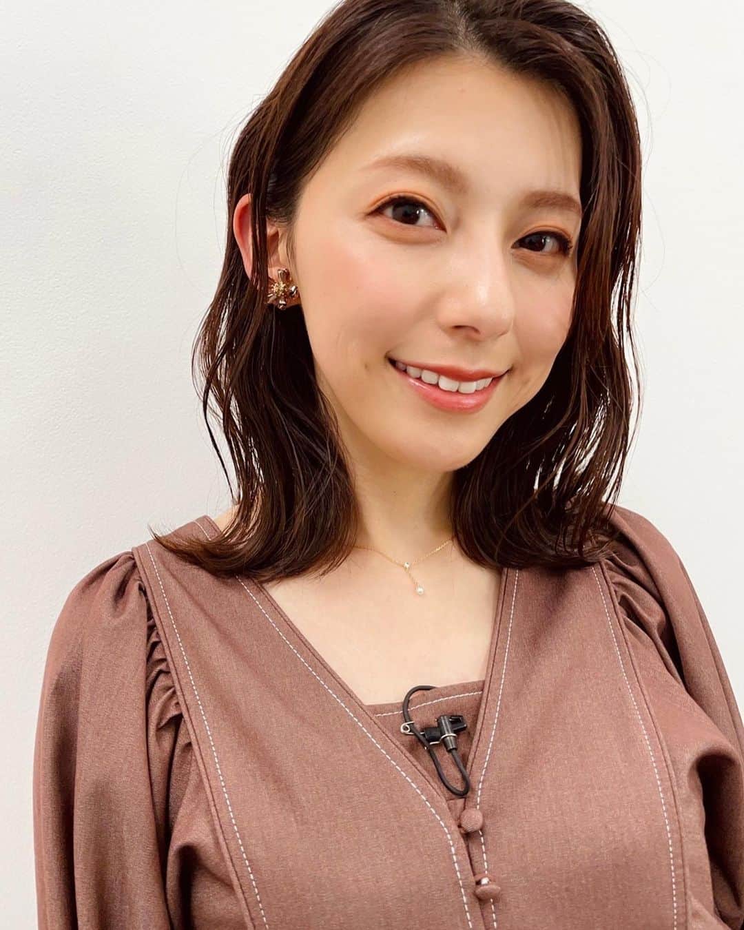 のインスタグラム：「. . あっという間に、もう二月で バレンタインのシーズンもやってきますね🤤🍫 Pick up! BS-TBSの衣装もチョコ色。」