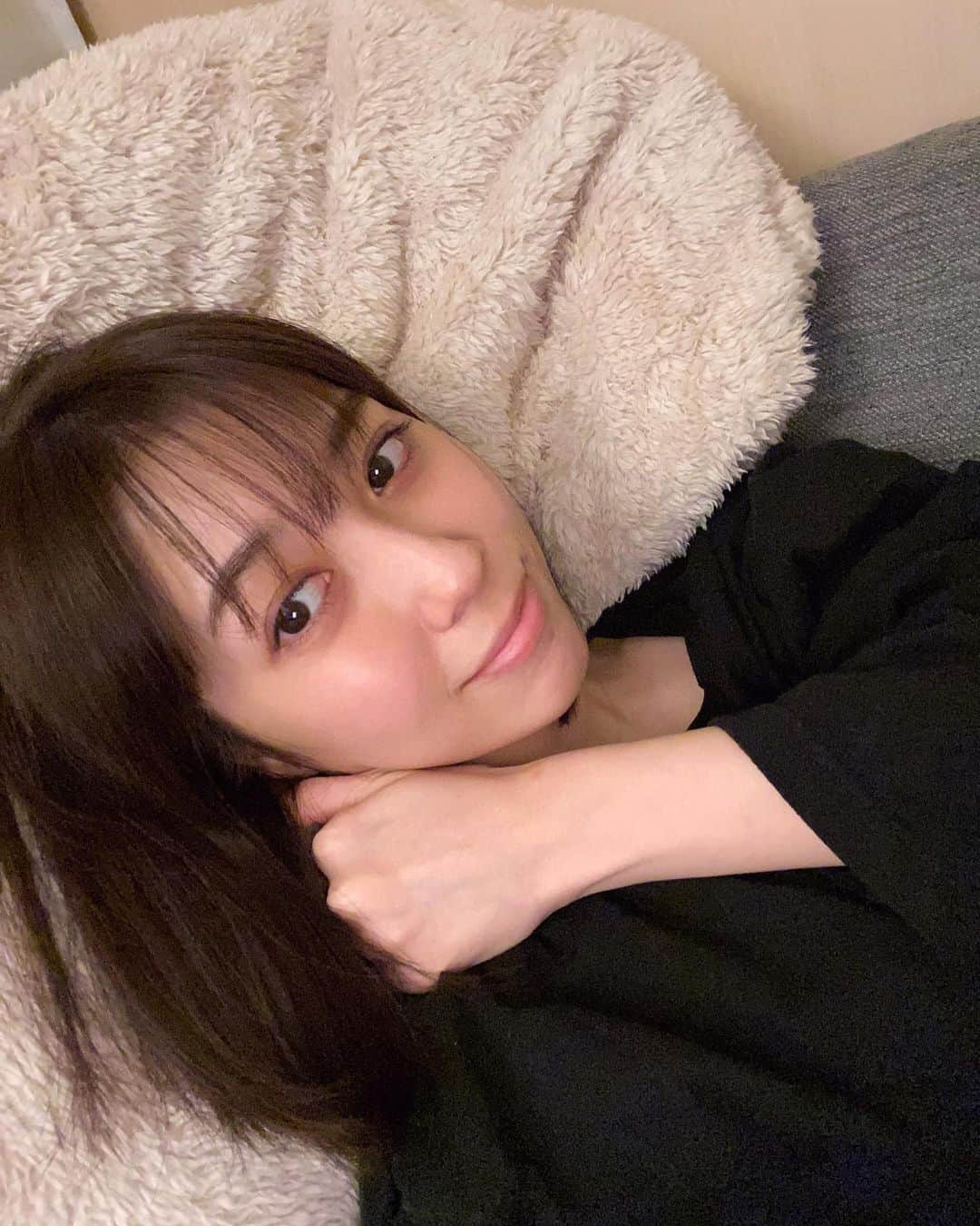 秦瑞穂のインスタグラム：「. ストーリーズにあげたこれがフィードにもしてーってDMいっぱいきてたからアップしておく...🫣🫣  すっぴんはストーリーズくらいが丁度良いのだけど😂😂  そんな声も嬉しかったから置いておきます🫣✨  いつもありがとうー！！！  明日から2月✨舞台本番まであと2週間ちょっと！頑張るぞー✊  みんなみにきてね✨  .  舞台「また明日ね」 2/15(水)〜19(日)全8公演 📍ザ・ポケット(中野)  🎟【ご予約】 https://www.quartet-online.net/ticket/seeyou?m=0vjahci  📷S席は1列目〜3列目指定席+チェキ付き！ #舞台また明日ね  .  #秦瑞穂 #follow #me #followme #japanesegirl #asiangirl #japan #tokyo #粉我 #偶像  #フォロー #フォローミー #ポートレート #写真  #被写体 #selfie #すっぴん #gn#舞台　#稽古 #ザポケット #中野」