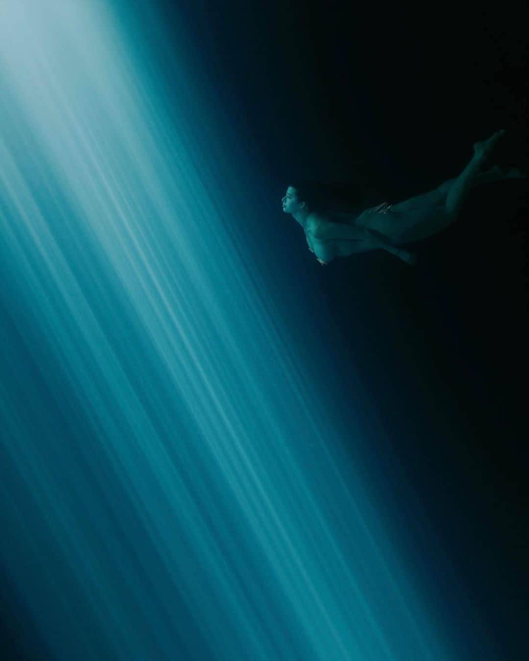 Sarahのインスタグラム：「In water, everything disappears. It is just you and your heartbeat 🦦」