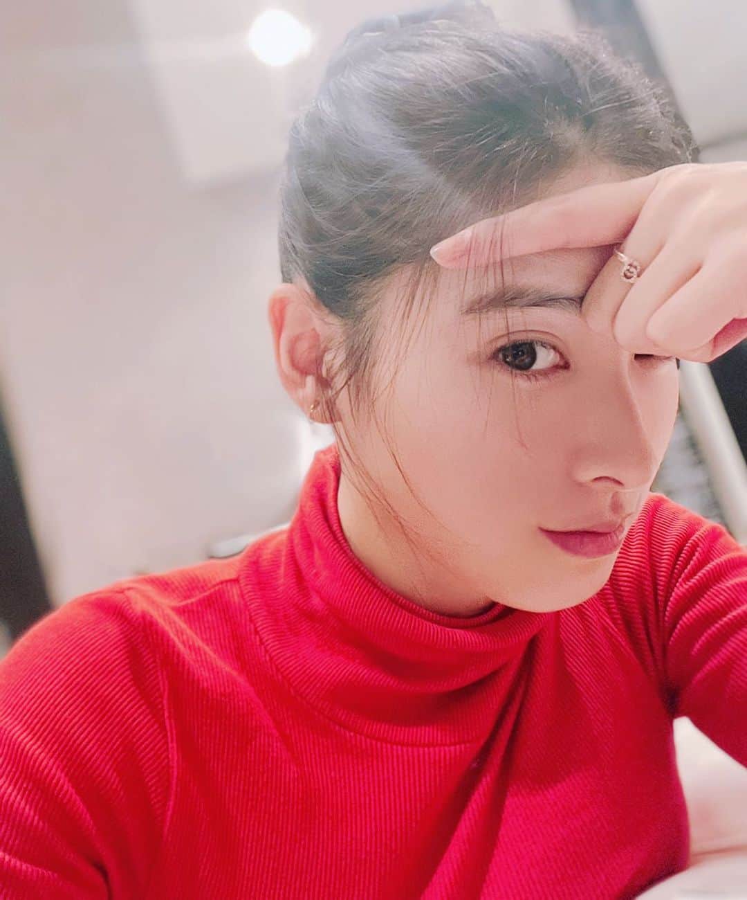のインスタグラム：「. こんばんは⭐ もうすぐ1月が終わりますが さっき、あることに気が付きました💡 私は今年に入ってから 今の自分の写真を載せていない…🤔 ということで ちょっと前の写真を☺️ 姉と一緒に「おくれ毛」について 話をしているところです💡 おくれ毛ってすごく大事だけれど ボサボサと紙一重なので難しい😅💦 . 明日から2月！ 良い時間でありますよう✨✨✨ . おやすみなさい☺️✨ I hope that tomorrow will be a good day also🌈🍀」