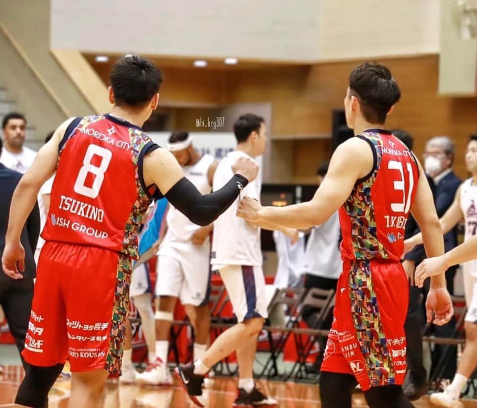 高畠佳介のインスタグラム：「一緒に🤝🤝🤝 @tsukky_88  俺らならできる。  #iwatebigbulls  #岩手ビッグブルズ @iwatebigbulls」