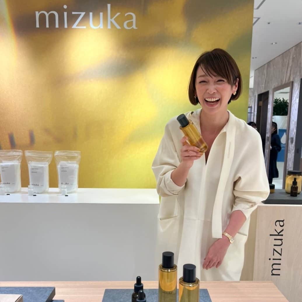 辺見えみりさんのインスタグラム写真 - (辺見えみりInstagram)「伊勢丹新宿店での @mizuka_cosme 初のpopup  無事に終了しました😌 たくさんの方に、直接思いをお伝えできる機会をいただけて… 本当に感謝しています。  またこれはスタートのようやく一歩という感じだと思います。 来てくれたお客様に 「私はえみりさんのファンです。でも今回、えみりさんファンだから買いに来たんではなく、キチンと商品の説明を直接お聞きして、中身を知ってmizukaの化粧品を納得して買いたいと思います」と伝えてくださった方々がいらっしゃいました。1週間の最初の日にmizukaセットを購入していただき、4日目で更にセットを購入しに来てくださった方がたくさんいて… 本当に嬉しいですし、mizukaで少しでも自分に自信を持つキッカケになってくださったら、幸せです。  これから、またpopupをしたりもするかもしれませんが @mizuka_cosme のwebサイトでお待ちしています。  大切なお客様、関係者の皆様、友達… 本当にありがとうございます。 これからもいい商品を作り続ける覚悟でいますので、サポートよろしくお願いします！  #mizuka_cosme  #mizuka #ミズカ #エイジングケア」1月31日 23時06分 - emiri_hemmi