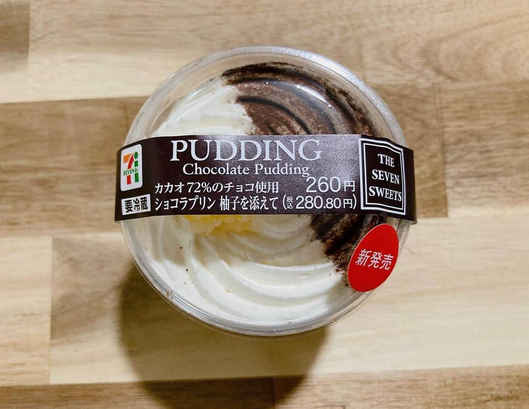 空見ゆきのインスタグラム：「Chocolate Pudding ショコラプリン 柚子を添えて  上は普通の生クリーム…と思いきやほんのり柚子香る生クリーム🍊 普通の生クリームだと信じきって食べたからびっくりした😲笑 ショコラプリンはまったり濃厚系🍫 カジュアルさと上品さのハイブリッド☺️ 女性に人気がありそうな 御スイーツ です✨️   #空見の味見 #ショコラプリン #柚子 #新発売 #当時は #下書き消化中  #セブンイレブン #コンビニスイーツ #スイーツ女子」