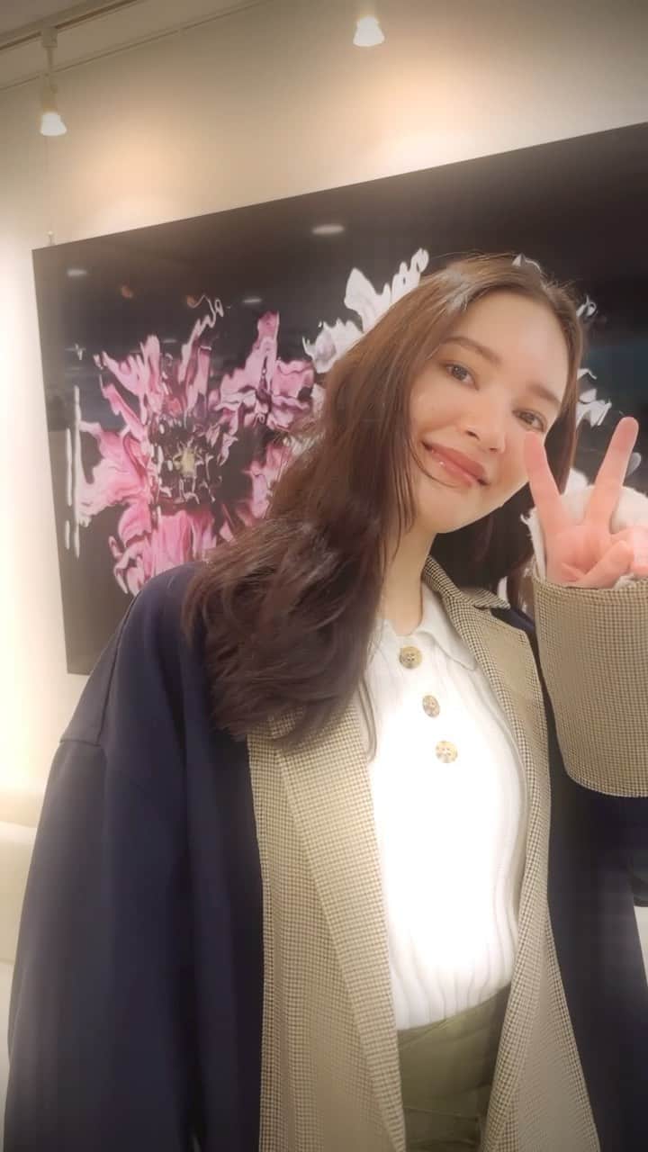 エリサのインスタグラム：「初リール？？事務所にて。✌︎♥︎」