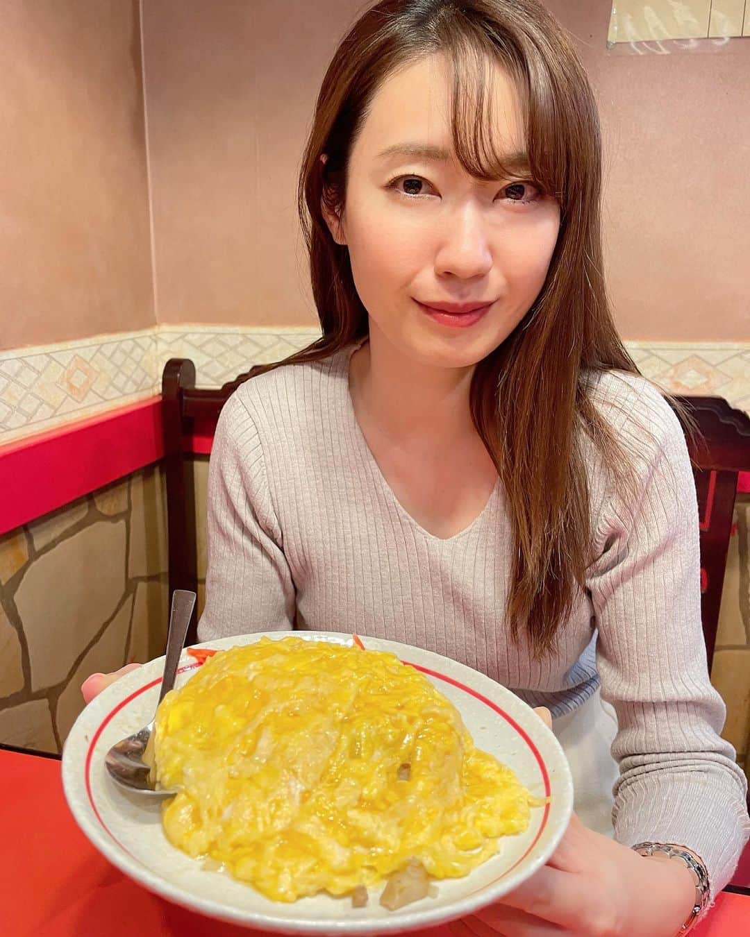 山下詩乃のインスタグラム：「私の地元で有名な大衆中華🥟『西華園(せいかえん)』 何食べても美味しいけど卵チャーハンが本当に美味しい🤤個人的には春巻きも✨ 仕事終わりの打ち合わせ終わりの22時頃に目を充血させながら食べています😂 二次会で使う人も多いかも✨ 紅生姜が散らかってるのがまた良いね😂  #B級グルメ #中華 #卵チャーハン #たまちゃー #ゴルフ女子 #ゴルフ男子 #ゴルフ好きな人と繋がりたい #西華園  #因島が本店 #分店」