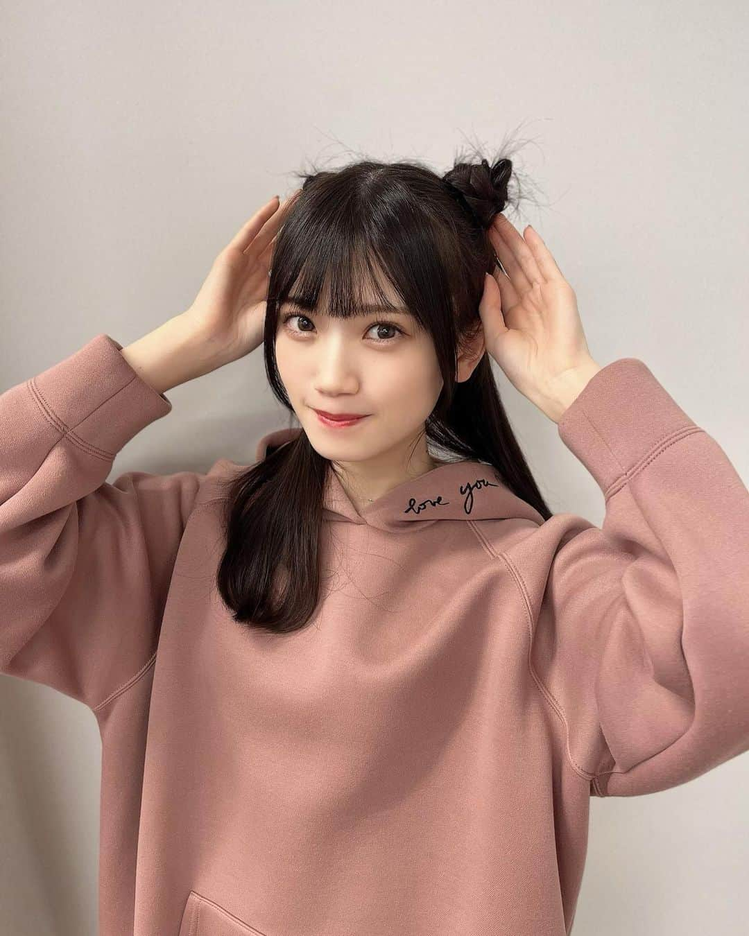 篠原葵のインスタグラム：「この間髪染めてさらさらにしてもらったんだ💇🏻‍♀️🫧」