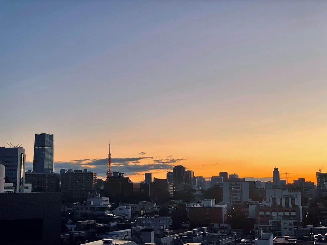 端田三奈未のインスタグラム：「最近のあさやること💆‍♀️🧘‍♀️🫖🎶💄📰 すごくすき」