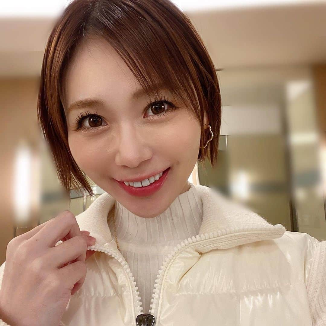 築山可奈さんのインスタグラム写真 - (築山可奈Instagram)「. 何年かぶりにショートにしました😏✨ ショートボブみたいになっちゃったけどw  ちょっと様子見かなぁ…  髪の毛乾くのがすこぶる早い👏 だけど、首元めちゃ寒い🥶  #ショートボブ #ショートヘア」1月31日 23時51分 - kana.tsukiyama