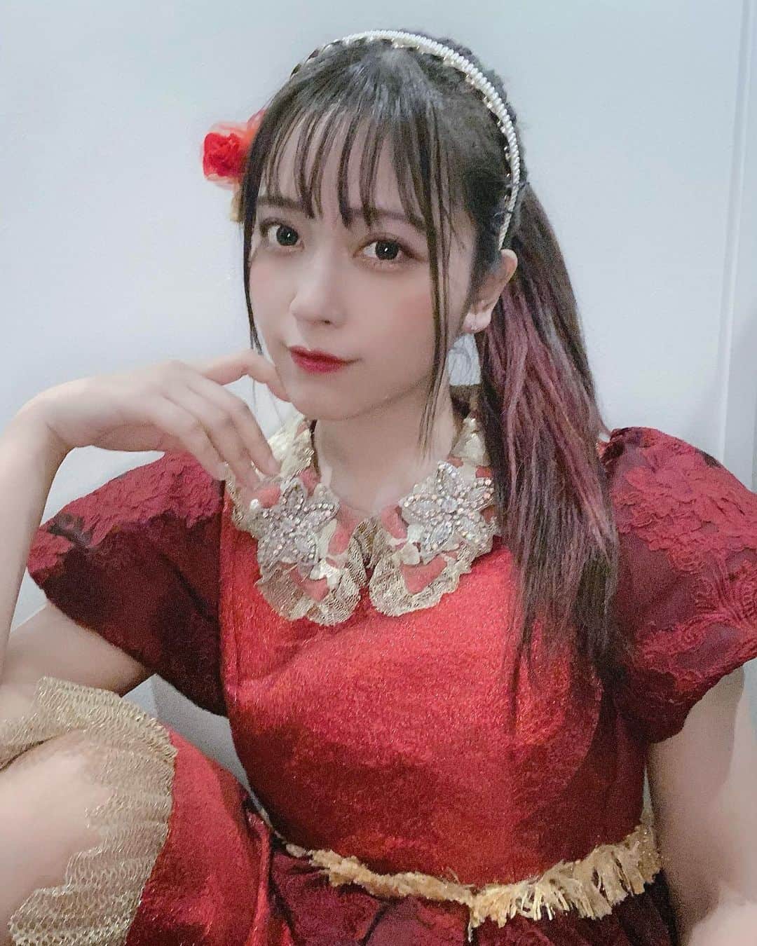 江﨑葵のインスタグラム：「. . . 赤×江﨑がイチバンだよね🥀 . . しかもポニーテール🐎 どう？好き？ . . #jpn #photo #ootd #instagood #f4f #l4l #followme #일본인 #얼짱 #소통해요 #팔로우 #虹色の飛行少女 #アイドル #youtuber #ロングヘア #エクステ #シールエクステ #インナーカラー #ツインテール #ポニーテール」