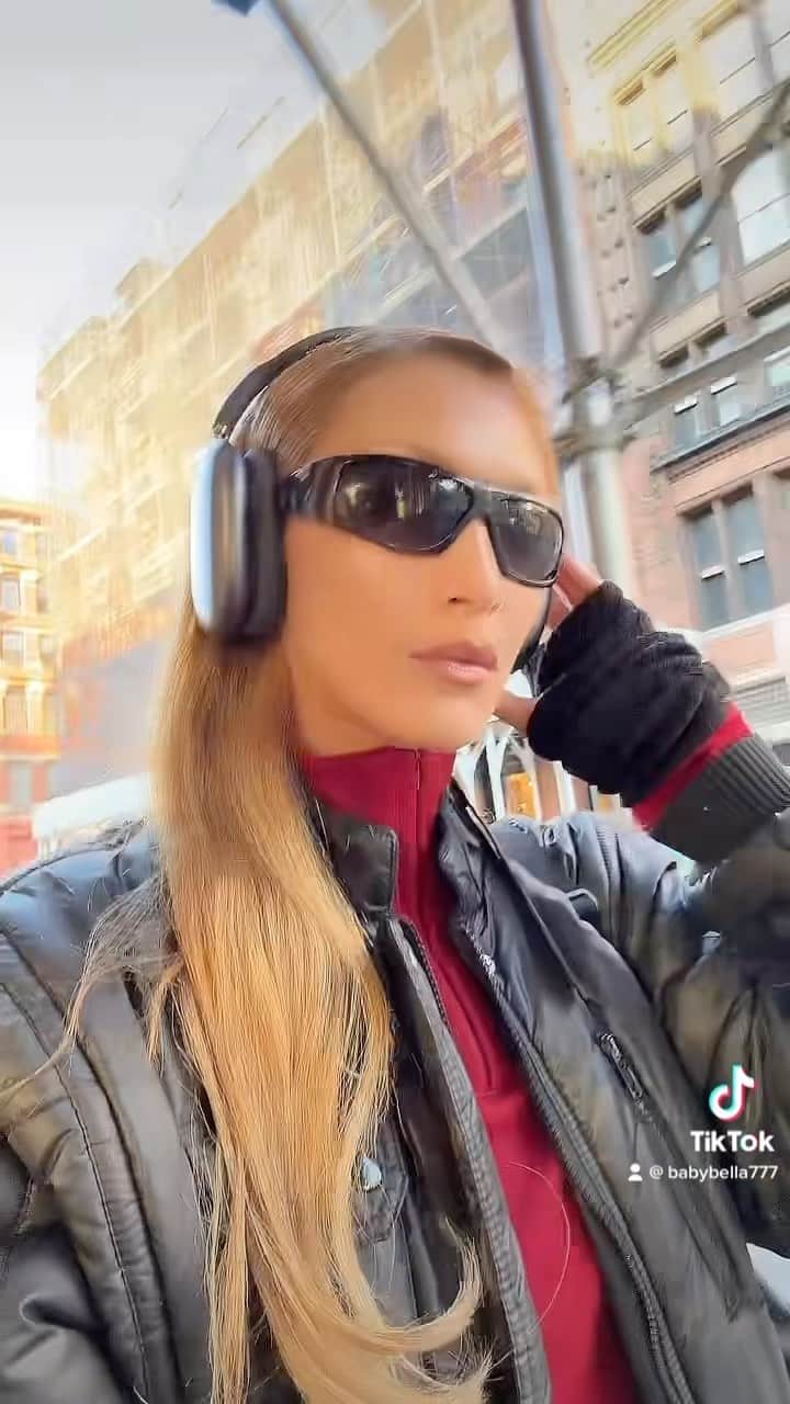 ベラ・ハディッドのインスタグラム：「why would i go」