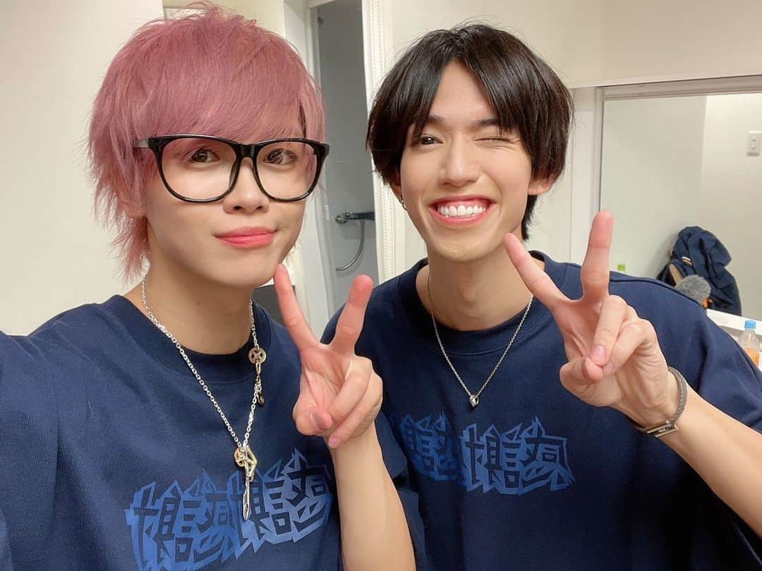 テオくんのインスタグラム：「400万人記念感謝感謝祭無事終了いたしまきた！！ 少し遅くなってしまいましたが開催できて本当に良かったです 参加してくれたクリエイターには心の底から感謝しています 最後の挨拶は涙が出ないように軽くボケましたが本当にありがとう みんなに力を貸せることがあったらスカイピースが全力で力になるから是非頼ってください いつもステージを盛り上げてくれるダンサーのみんなもありがとう リハーサルから本番までいつもわかりやすく丁寧に教えてくれてありがとう 僕らのステージをより輝ける場所にしてくれている何百人ものスタッフさんも本当にありがとうございました そして最初から最後まで一緒にライブを作ってくれたファンのみんな本当にありがとう 感謝では足りない感謝感謝祭 最高のライブでした ありがとう！！」