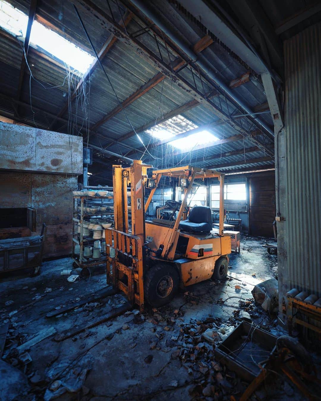 啝 （わ）のインスタグラム：「Abandoned forklift 𓆲 𓆲 𓆲 #_passion_urbex_ #abandon_seekers_ #abandoned_addiction #abandonedcreeps #all_is_abandoned #ascosi_lasciti #decay_explorers #discarded_butnot_forgotten #fadedbeautyindecay #global_urbex #gloriousdecay #grime_lords #ig_urbex #lonely_and_abandoned_2 #masters_in_decay #nature_takes_over #raw_abandoned #rsa_preciousjunk #t_m_u_c #urbex_utopia #urbex_wereldwijd #urbexhero #world_wide_urbex #廃墟 #廃墟写真 #廃墟美 #exposure_industry_」
