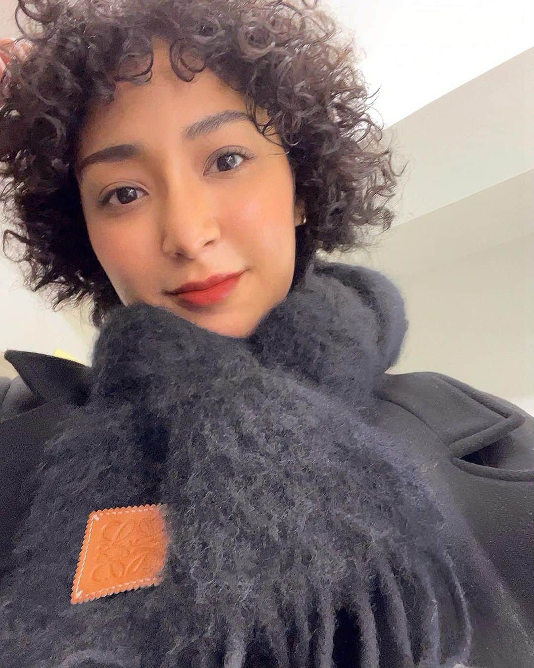 GENAのインスタグラム：「寒すぎてマフラー装備🥶🍃」