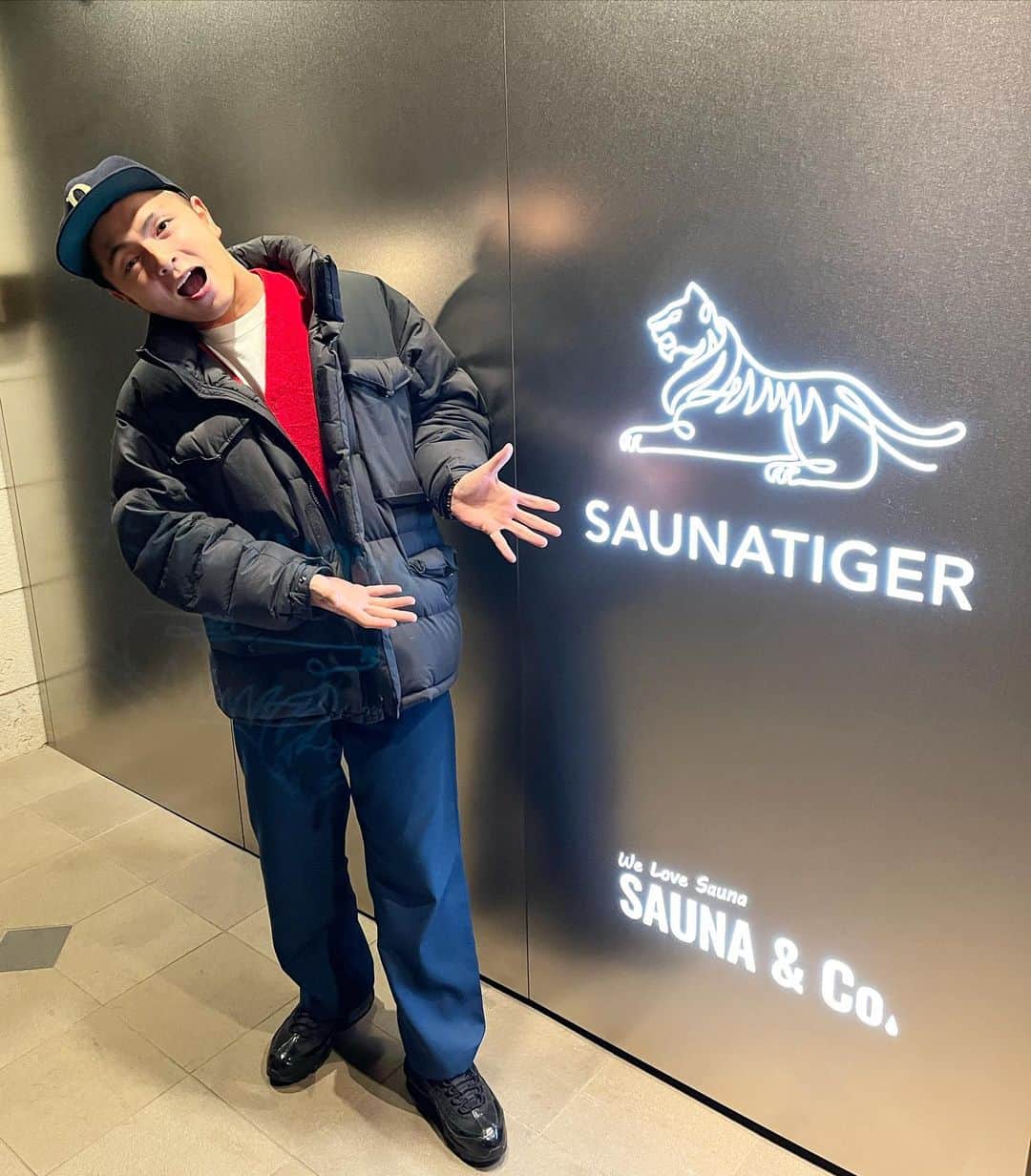 のインスタグラム：「ジローラモさんプロデュースのセレブサウナにお邪魔しました🔥 貸し切りの完全プライベート空間とサ飯が美味いのなんの👏✨ 最高のトトノイご馳走さまでした🔥🔥🔥  #サウナタイガー #saunatiger #サウナ #アカサカサウナ #整いスペース素晴ら✨🔥 #サ飯爆食い #サウナ好きな人と繋がりたい」
