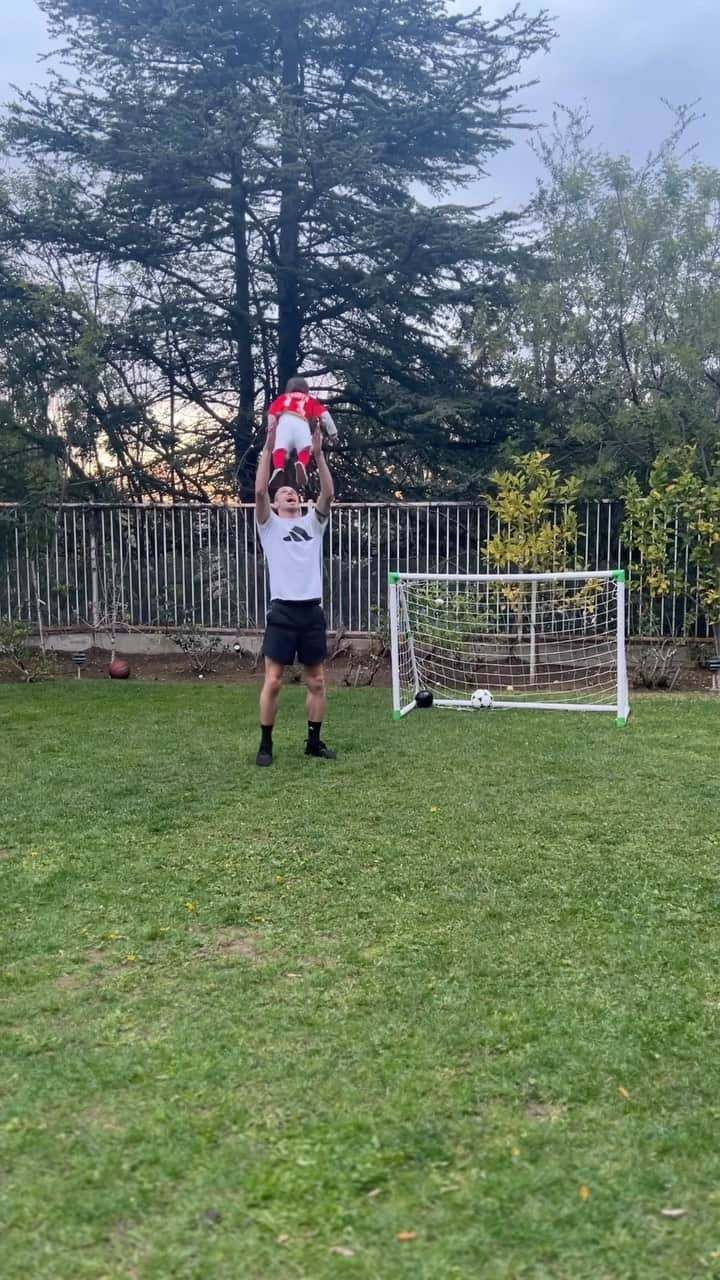 ガレス・ベイルのインスタグラム：「No rest for the retired 🧒🏼👶🏻⚽️😅」