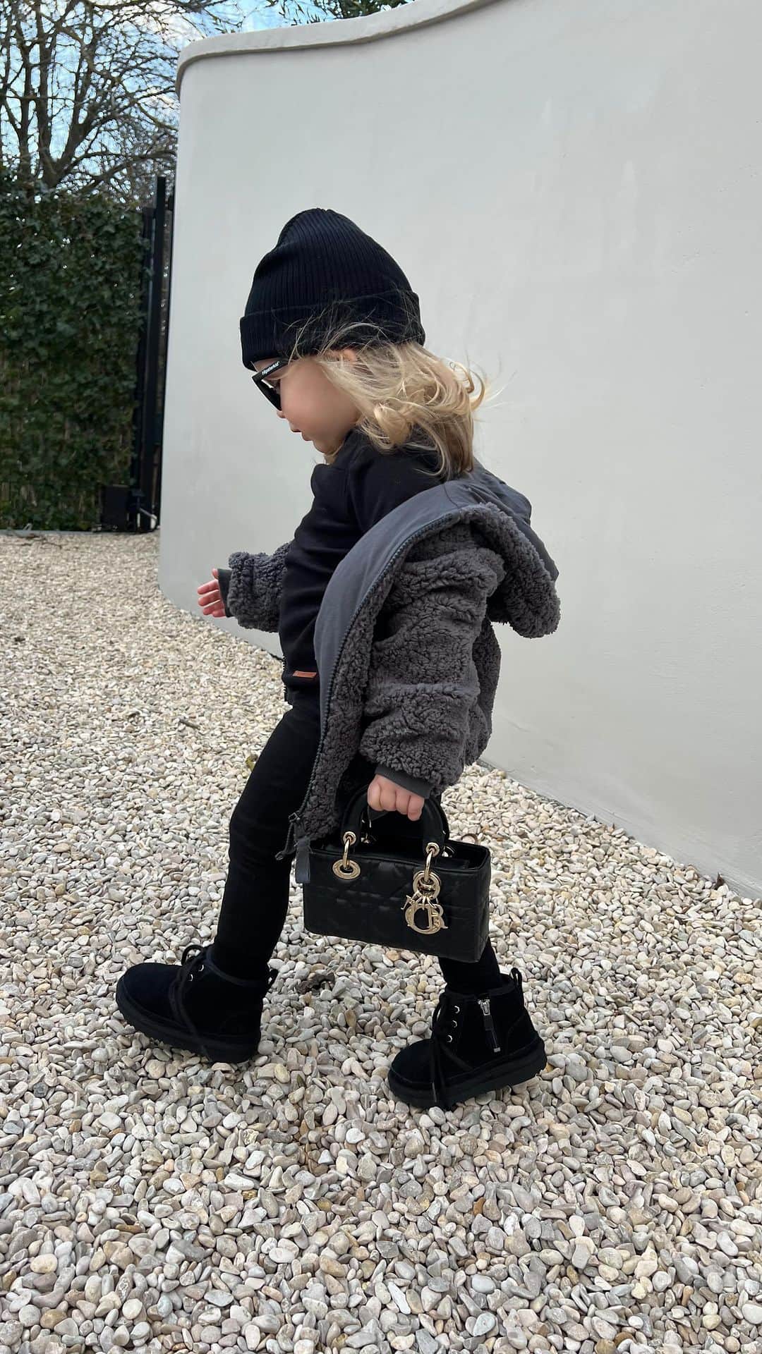 ロミー・ストリドのインスタグラム：「Fam going out 🖤」