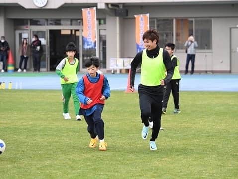 奥川雅也さんのインスタグラム写真 - (奥川雅也Instagram)「2022年12月11日に地元の滋賀県甲賀市で子供たちとのサッカー交流会を開催しました。 地元での子供たちの為のサッカー教室は僕の一つの夢。 かなり前から企画し、楽しみにしていましたがコロナの影響もあり開催できていなかったのですが、ついに念願が叶いました。  天気にも恵まれ、馴染みある水口スポーツの森陸上競技場で甲賀市の小学5、6年生と思い切りサッカーを楽しみました！  当日は同郷のプロサッカー選手である山田楓喜選手、山田真夏斗選手もゲストで来てくれて久しぶりに一緒にボールを蹴れました。  参加してくれた子たちは真剣に僕の話を聞いて取り組んでくれていたので、少しでも上手くなってくれたならば嬉しいです。  今回の開催にあたって主催していただいた甲賀市様、あいコムこうかの関係者の皆様をはじめ、協賛していただいた各社様、本当にありがとうございました。 また日本に帰ってきた時には開催したいと考えています！  【協賛】 株式会社ORS様 @orsjapan  株式会社サン・クロレラ様 @sunchlorellajapan  鹿深いちご園様 @kafukaichigo  NIKE様 @nikefootball  #football #サッカー　　#masayaokugawa #奥川雅也  #nike #nikefootball#footballplayer #soccer  #京都 #滋賀  #ors #orsjapan #sunchlorella #サンクロレラ #水口テクノス #水口テクノスファーム #鹿深いちご園 #甲賀市 #水口町  #山田楓喜 #山田真夏斗」2月1日 2時11分 - masaya_0414_09