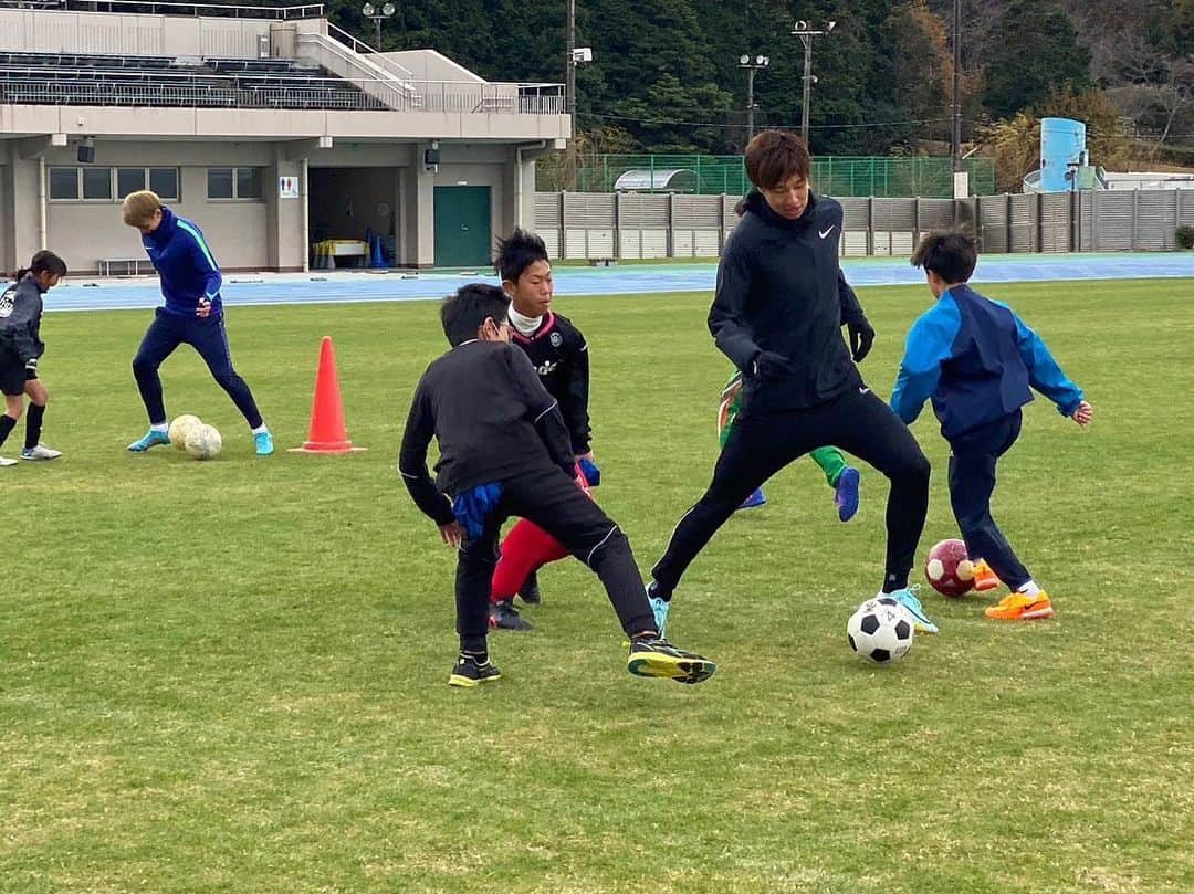 奥川雅也さんのインスタグラム写真 - (奥川雅也Instagram)「2022年12月11日に地元の滋賀県甲賀市で子供たちとのサッカー交流会を開催しました。 地元での子供たちの為のサッカー教室は僕の一つの夢。 かなり前から企画し、楽しみにしていましたがコロナの影響もあり開催できていなかったのですが、ついに念願が叶いました。  天気にも恵まれ、馴染みある水口スポーツの森陸上競技場で甲賀市の小学5、6年生と思い切りサッカーを楽しみました！  当日は同郷のプロサッカー選手である山田楓喜選手、山田真夏斗選手もゲストで来てくれて久しぶりに一緒にボールを蹴れました。  参加してくれた子たちは真剣に僕の話を聞いて取り組んでくれていたので、少しでも上手くなってくれたならば嬉しいです。  今回の開催にあたって主催していただいた甲賀市様、あいコムこうかの関係者の皆様をはじめ、協賛していただいた各社様、本当にありがとうございました。 また日本に帰ってきた時には開催したいと考えています！  【協賛】 株式会社ORS様 @orsjapan  株式会社サン・クロレラ様 @sunchlorellajapan  鹿深いちご園様 @kafukaichigo  NIKE様 @nikefootball  #football #サッカー　　#masayaokugawa #奥川雅也  #nike #nikefootball#footballplayer #soccer  #京都 #滋賀  #ors #orsjapan #sunchlorella #サンクロレラ #水口テクノス #水口テクノスファーム #鹿深いちご園 #甲賀市 #水口町  #山田楓喜 #山田真夏斗」2月1日 2時11分 - masaya_0414_09