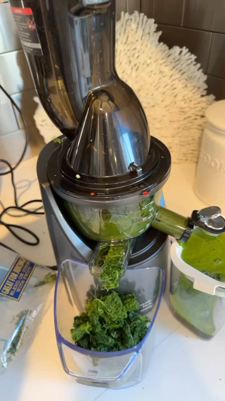 ニコール・ミッチェル・マーフィーのインスタグラム：「Juicing is so good for you. Adding fresh fruits and vegetables to your diet is always a good idea, but juicing them can help make sure you are getting all the nutrients they contain. When you juice fruits and vegetables, your body can more easily absorb their vitamins, minerals, and antioxidants. These nutrients can help keep your heart healthy and lower your risk of developing cardiovascular disease. Not only will you be getting more of the healthy nutrients your body needs, but you may also be able to lower your cholesterol and blood pressure levels. This is part of my fountain of youth. What’s yFOY?  Kale  Spinach  Cucumber  Lemon  Pineapple  Ginger   #juicing #healthyrecipes #healthyfood  #rawveggies #healthylifestyle #fruits #vegtables #yfoy」