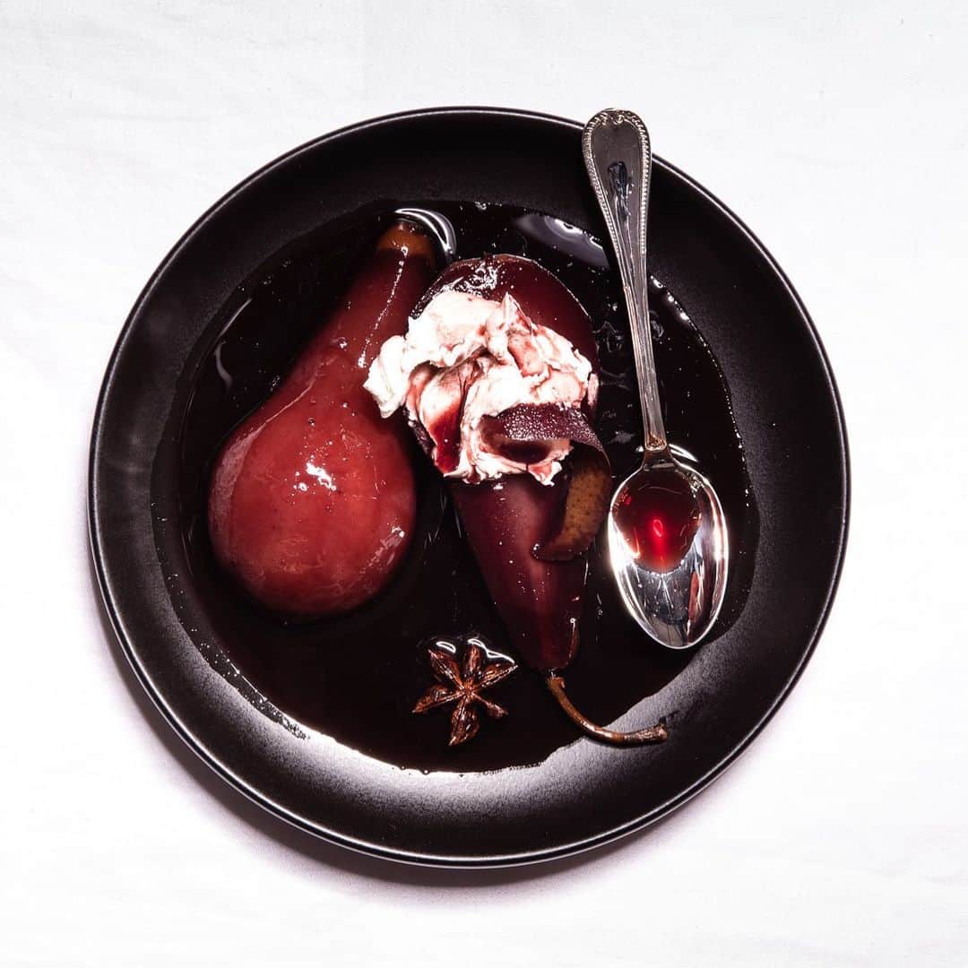 アリ・ラーターのインスタグラム：「Red wine poached pears! This looks fancy but is actually so easy!! It’s a sexy little recipe to make for Valentine’s Day. Boil 2 cups Forever Gold red wine with 3/4 cup of sugar. Add the peel of 1 orange and its juice, and any spices you have on hand, like a cinnamon stick, vanilla, and star anise. Peel 4 pears and add to the simmering pot. Turn to evenly poach for about 15-20 minutes. Remove pears, and reduce syrup until it is syrupy. Serve warm or cool with a dollar of mascarpone or whip cream and a drizzle of syrup. Yum! 💋Gorgeous 📸 @amyneunsinger」