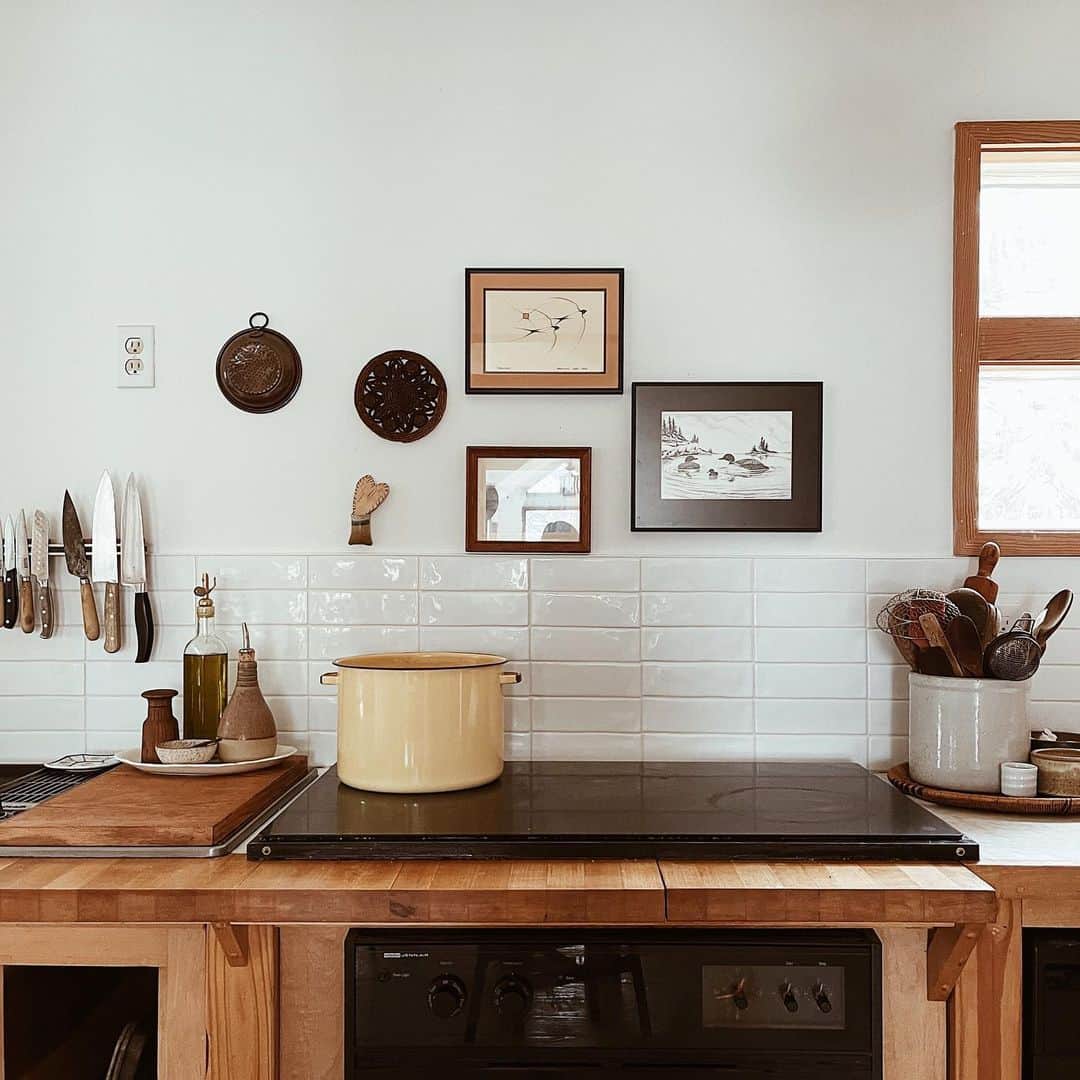 Kate Oliverのインスタグラム：「We tiled the kitchen backsplash on Sunday and it makes me smile!」