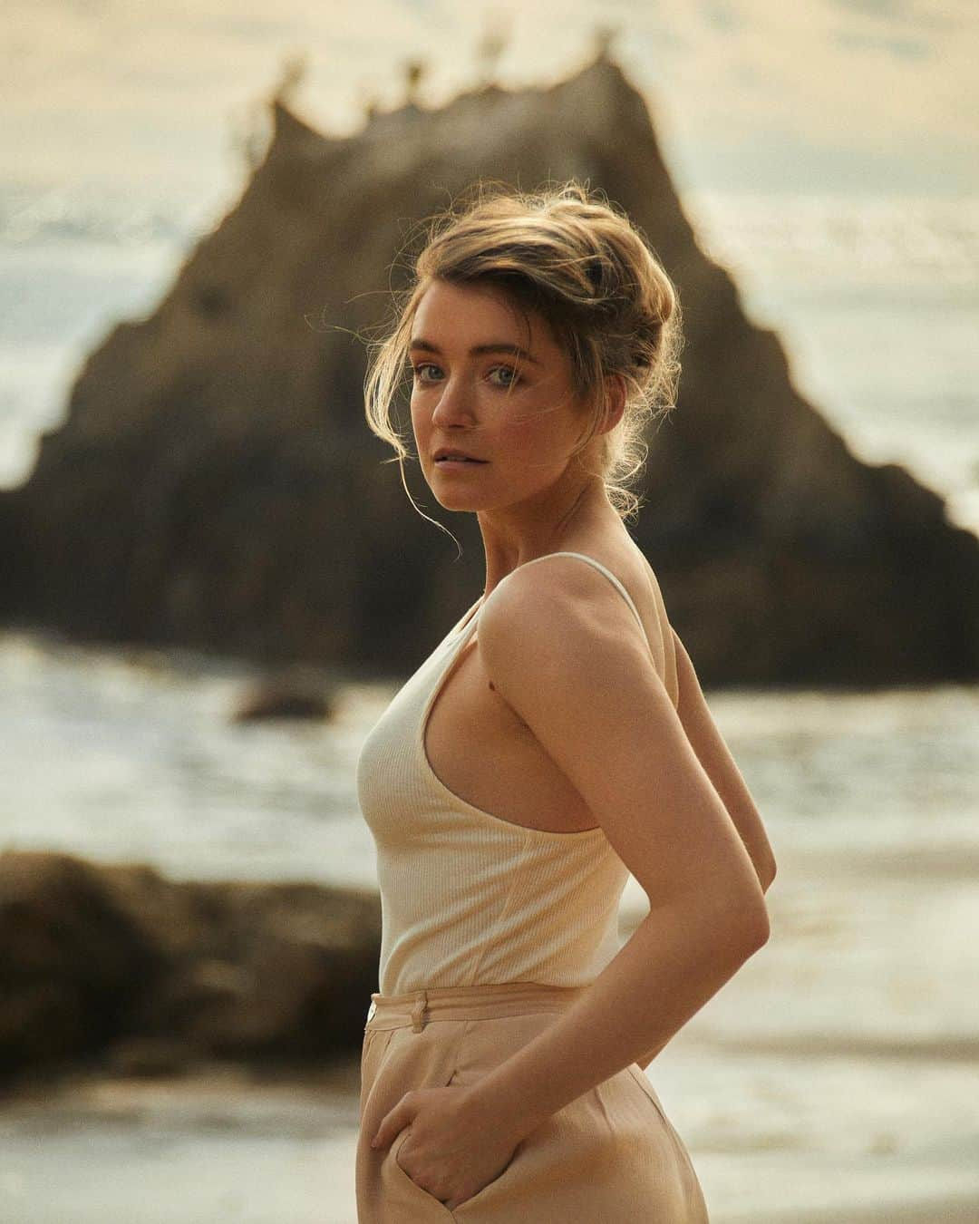 サラ・ボルジャーのインスタグラム：「One of my favorites to work with @sarahbolger. © @emilysandiferphoto  HMU @jaymekav  Photo assist @marci.la   #sarahbolger #fromthearchives #emilysandifer #mayansmc」