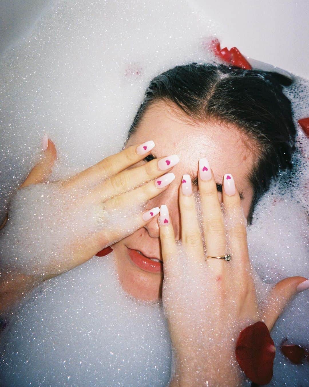 G・ハネリウスさんのインスタグラム写真 - (G・ハネリウスInstagram)「sad girl self care ❤️‍🩹 new @gpolishofficial Valentine’s Day nails are available now」2月1日 4時09分 - ghannelius