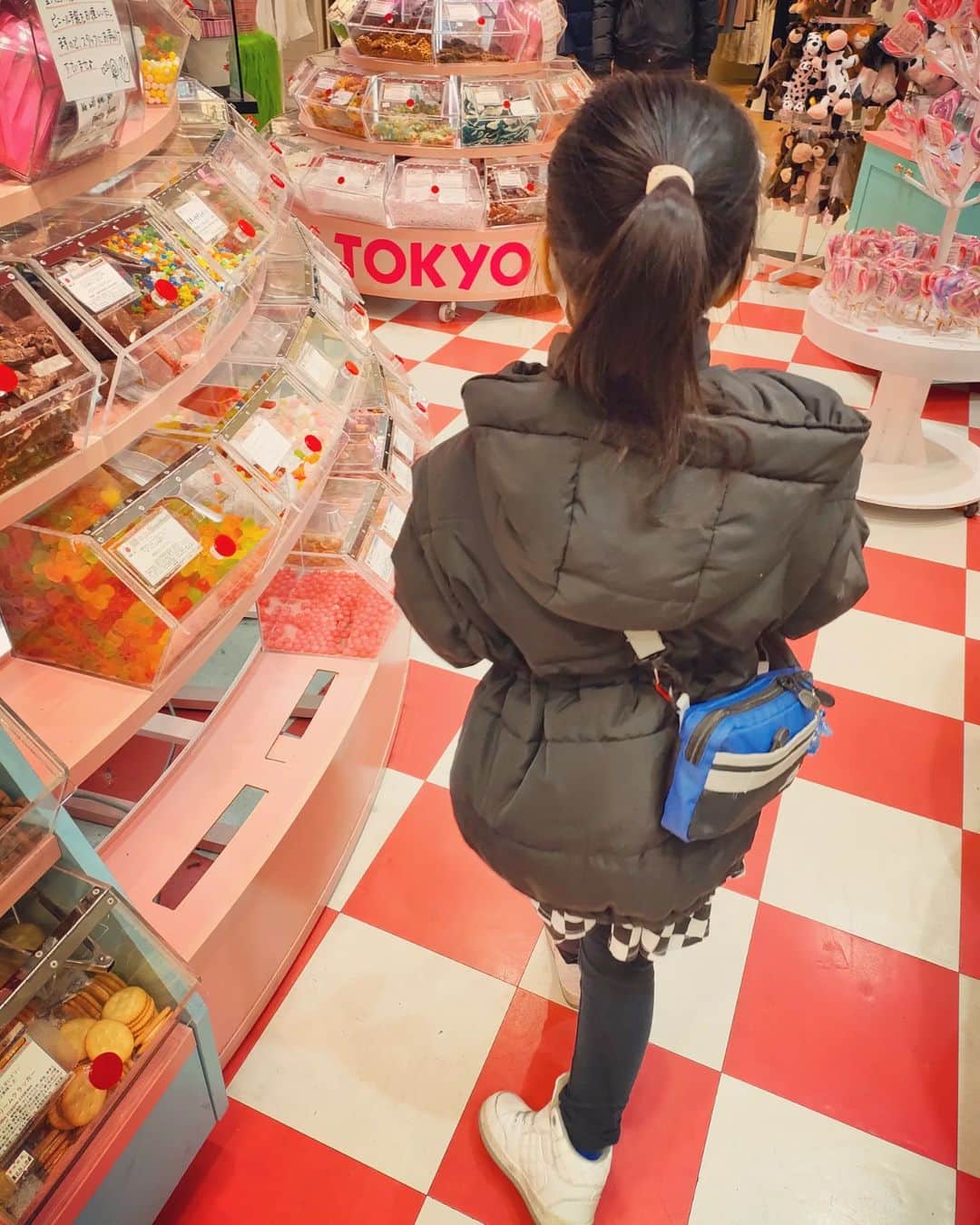 石井寛子さんのインスタグラム写真 - (石井寛子Instagram)「都心に出ると 未だにビルの上を見上げがち👀  週末は #図鑑ミュージアム   月曜は娘と二人で #竹下通り でお買い物。  久しぶりに子供たちと THE東京！を 楽しんできました😁」2月1日 14時58分 - ishiihiroko
