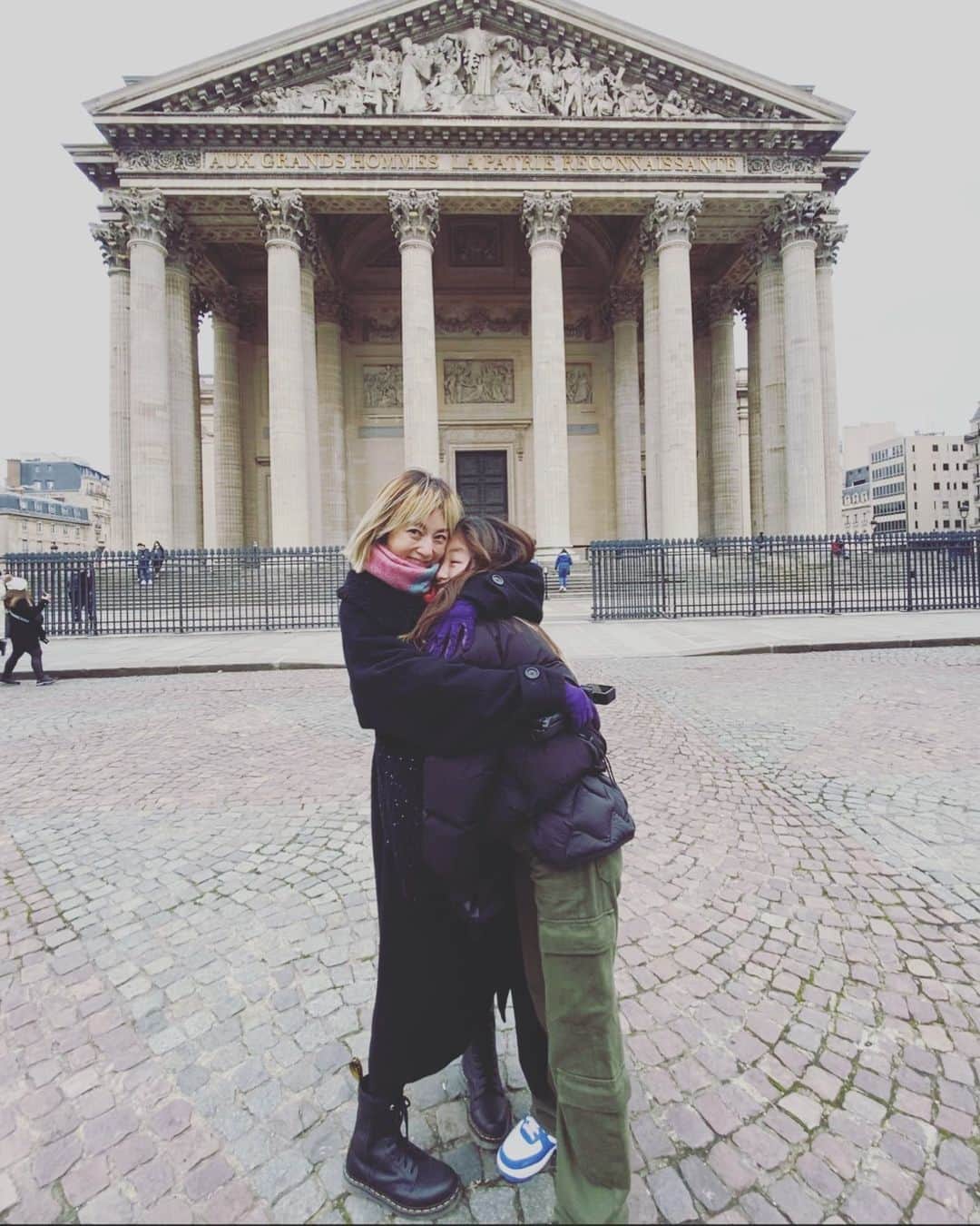 高岡早紀 さんのインスタグラム写真 - (高岡早紀 Instagram)「パリの思い出。②。  パンテオンの前で恥ずかしがる娘をぎゅーって。 赤ちゃんの頃はいっつもぎゅーってしてたのになー  #娘　#daughter  #family #家族旅行　#paris」2月1日 14時59分 - saki_takaoka
