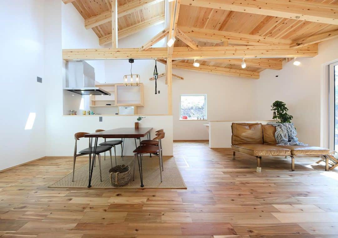 satsumahomeのインスタグラム：「木に囲まれたリビング  天井にも無垢の木を使用することで、より落ち着く空間に。 吹き抜けは、2階からの光を1階にも取り入れられるのでさらに明るくなります。 ＿＿＿＿＿＿＿＿＿＿＿＿＿＿＿＿＿＿＿＿＿＿＿＿＿  「体に良くないものは使わない」  漆喰や無垢材などの自然素材だけを使って建てる。 体に安心・安全な無添加の家。 豊中市・箕面市を中心とした北摂エリアで注文住宅を建てる専門工務店です。 ＿＿＿＿＿＿＿＿＿＿＿＿＿＿＿＿＿＿＿＿＿＿＿＿＿＿ さつまのリフォーム ▷@picnicstudio_osaka さつまの不動産　 ▷@sh.fudousan さつまのLINE ▷@sh.lineinfo さつまの工事現場 ▷@sh.factories  #さつまホーム #無添加住宅  #漆喰  #マイホーム記録  #注文住宅  #家づくり #施工事例 #いえすたぐらむ  #おうち時間を楽しむ #ルームツアー  #後悔しない家づくり  #工務店だからつくれる家  #こだわりの家 #高気密高断熱 #設計事務所 #HEAT20 #自然素材の家 #デザイン住宅 #シックハウス対策  ＿＿＿＿＿＿＿＿＿＿＿＿＿＿＿＿＿＿＿＿＿＿＿＿＿」