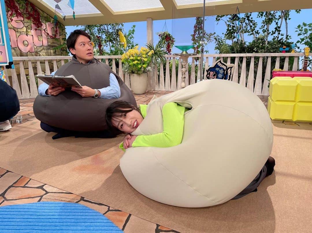 虎谷温子のインスタグラム：「どんな状況でも原稿の確認を怠らない立田アナ #すまたん」