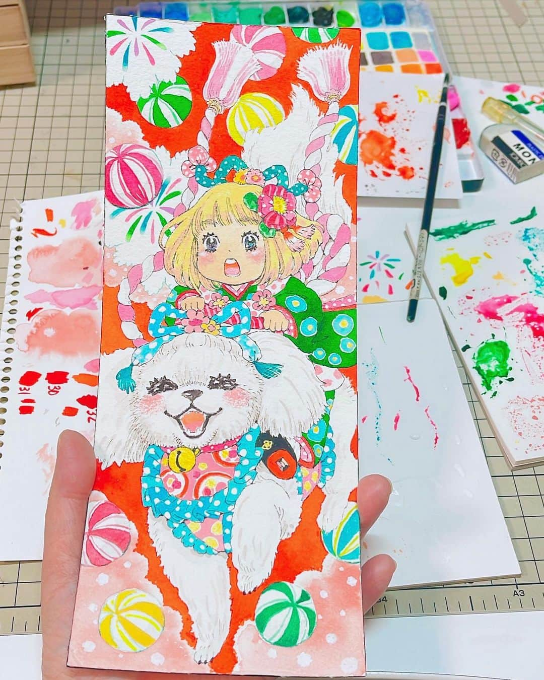 羽海野チカのインスタグラム：「できました🤤🌸🎨🖼  元気いっぱいのお犬さまと 凛々しい緑の着物のお姫様🍒🐸🌸🎪🎨☀️☀️☀️☀️  暴れん坊将軍とか 南総里見八犬伝というタイトルが 頭の中でふわふわしました  元気な朱色をいっぱい使って 明治大正の頃の子供のお布団や着物のモスリンの生地の様な賑やかさにしたくて 試し塗りをデジタルのプロクリエイト それから呉竹顔彩耽美、ホルベイン、ペンテル、クサカベさんの 水彩絵の具を使い塗りました 🎨🎪🥁🎖️🐸🍒🖼🌈🌸  デジタルはゲームの様に楽しくて 水彩は手芸の様に楽しい🧶なぁと どちらも楽しく使って描いて行きたいです🤤🎪🎪🌸🌸🌈  #水彩 #呉竹 #ホルベイン #クサカベ #ペンてる #3月のライオン」