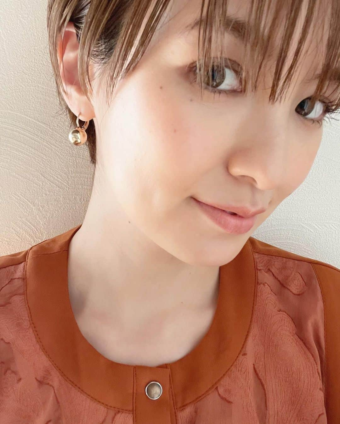 南明奈さんのインスタグラム写真 - (南明奈Instagram)「最近の衣装たち✨  写真1・2枚目 シャツ、スカート @limue_official ピアス、リング @cene_316l  写真3・4枚目  ブラウス @casa_fline パンツ @limue_official 靴 @randa_pic ピアス @cene_316l リング @createclair  写真5・6枚目 ブラウス、スカート @aula.aulaaila_official 靴 @randa_pic ピアス @abiste_official  写真7・8枚目 ワンピース @rosebud_official_ ブーツ @randa_pic ピアス @abiste_official  写真9・10枚目  トップス @fumiku_tokyo @pr.artos パンツ @mallowblue_official ピアス @abiste_official」2月1日 13時46分 - akinaminami