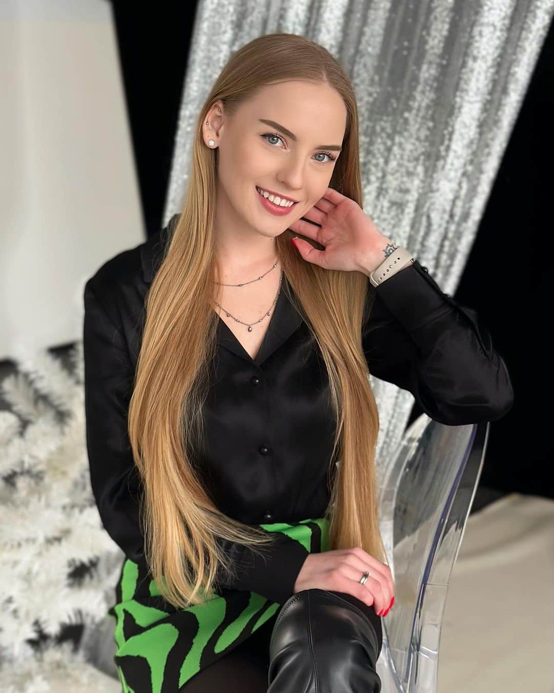 のインスタグラム：「Каждая пора года хороша- это бесспорно. Однако сердце просит весну, солнце, расстегнутое пальто, прогулки со стаканом кофе и более ранние рассветы.」