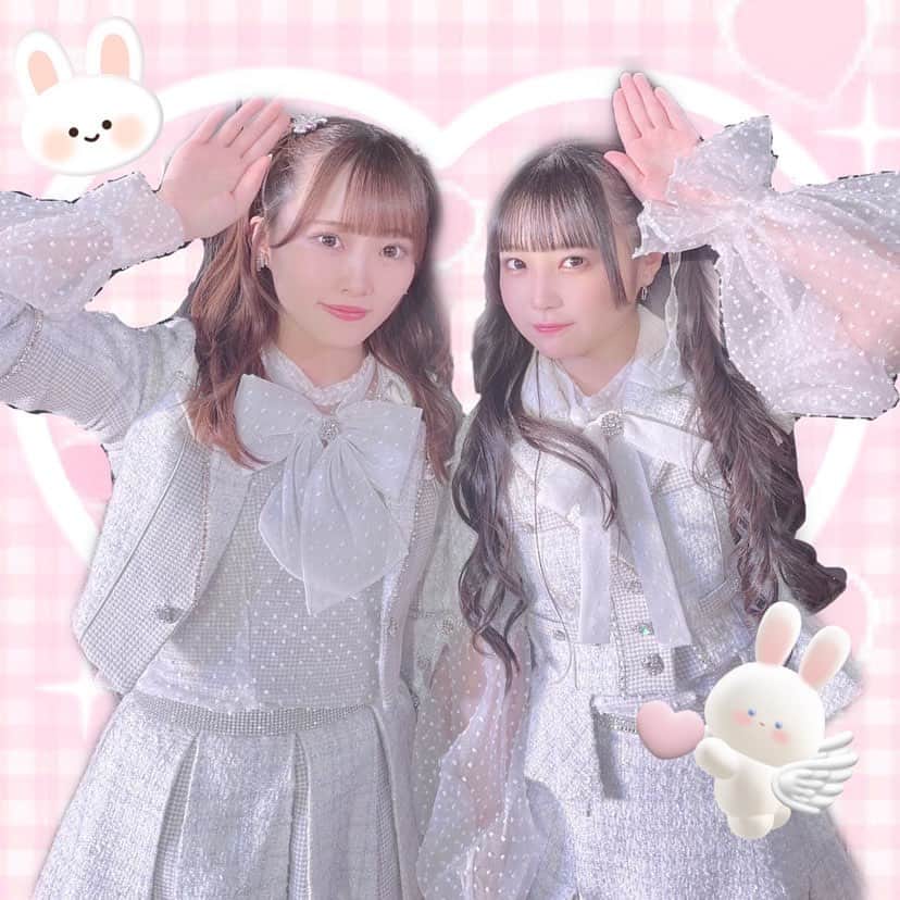 佐藤美波のインスタグラム：「🐇  2️⃣月ですね〜⋆⸜☾‎𖤐⡱ 1ヶ月あっという間〜( ᷇࿀ ᷆ ).。o○ ずんちゃんと一緒にうさぴょんポーズで撮った写真です！双子っぽいじゃろ🐰  #アイドル #akb48 #アイドル衣装  #ツインテール #ハーフツイン #ツインテールアレンジ #ハーフツインアレンジ #うさぎポーズ #うさぎ #双子ポーズ」