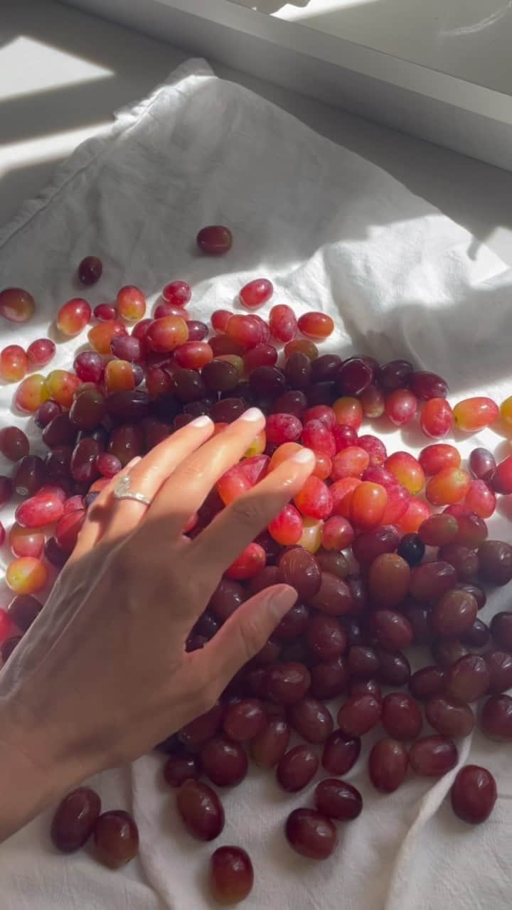 長谷川潤のインスタグラム：「Yes to sweet, crunchy, beautiful grapes🥰」