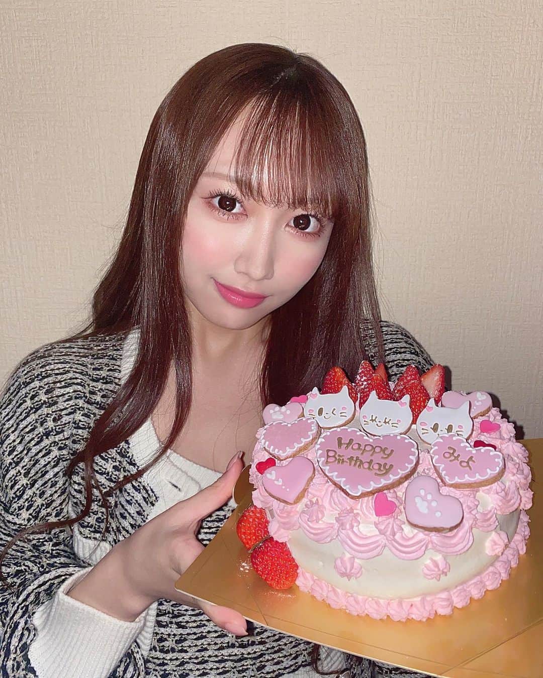 野村実代さんのインスタグラム写真 - (野村実代Instagram)「20歳になりました🐈‍⬛💞 ⁡ ⁡ #SKE48#野村実代#20歳#ハタチ#お誕生日#mybirthday#cake」2月1日 14時02分 - miyomaruko_0201